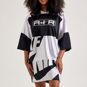 Nike Black and White Women’s Jersey Top